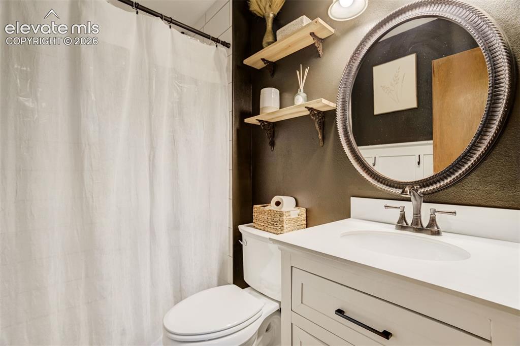 Image 20 of 41: Bathroom