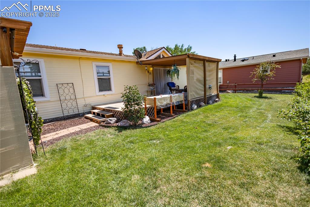 Image 7 of 19: Back of property with a yard