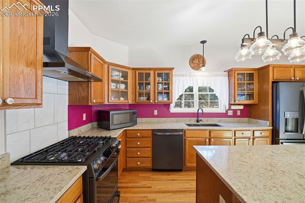 Image 14 of 47: Gas Range with Hood Vent