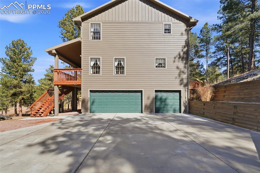 Image 40 of 47: Large Back Deck