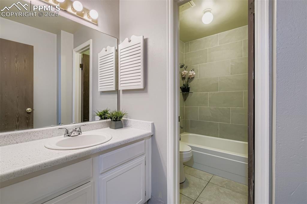 Image 12 of 23: Bathroom