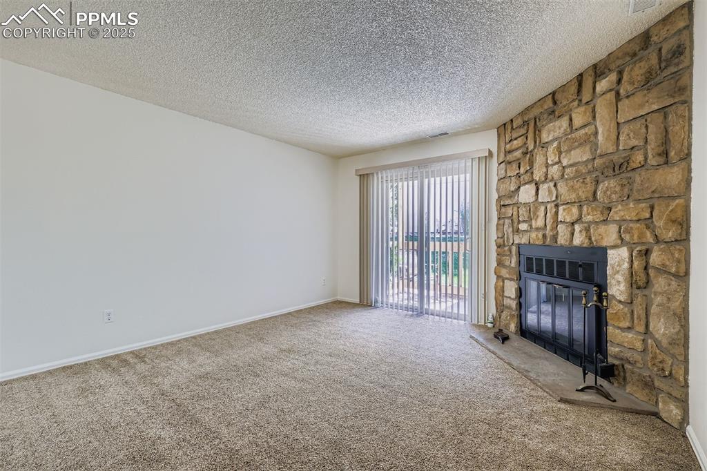 Image 22 of 23: Living Room