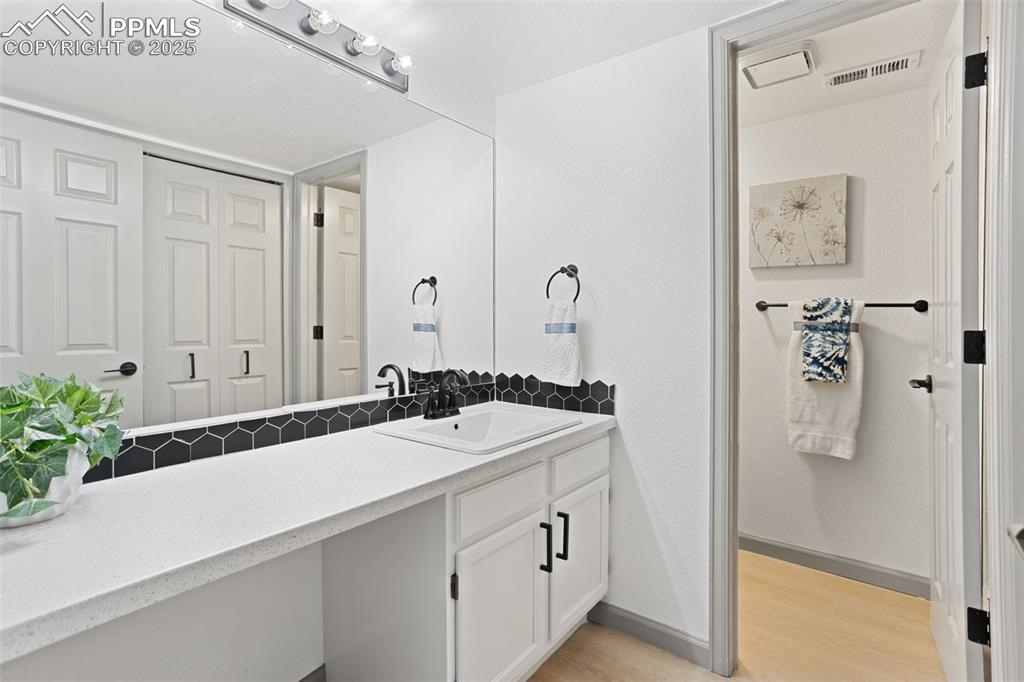 Image 14 of 31: Bathroom