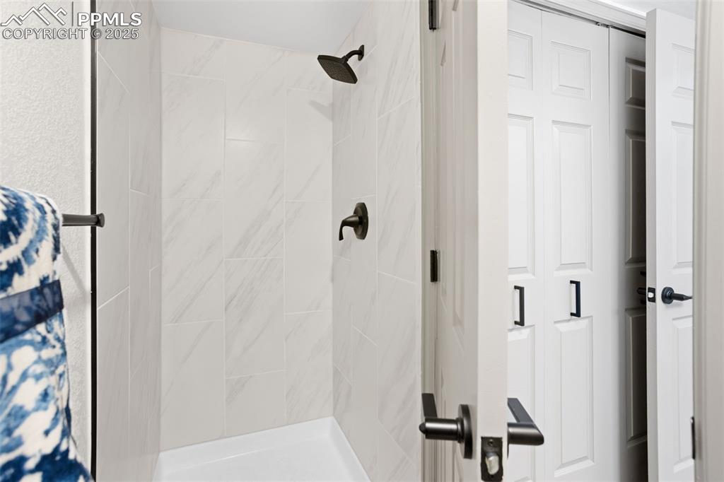 Image 15 of 31: Bathroom