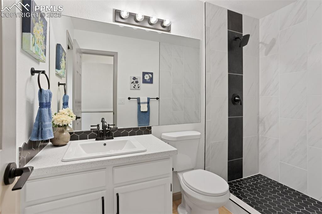 Image 22 of 31: Bathroom
