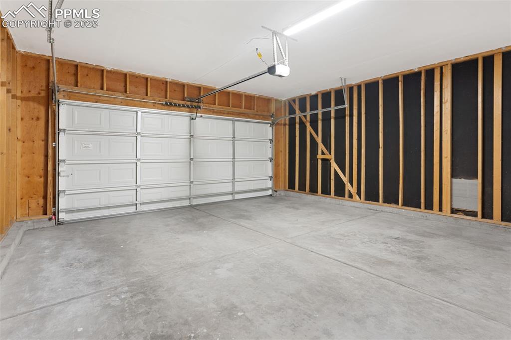 Image 31 of 31: Garage