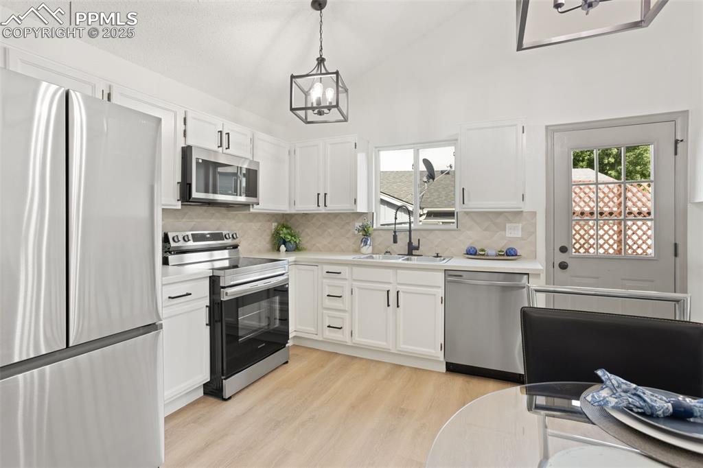 Image 7 of 31: Kitchen