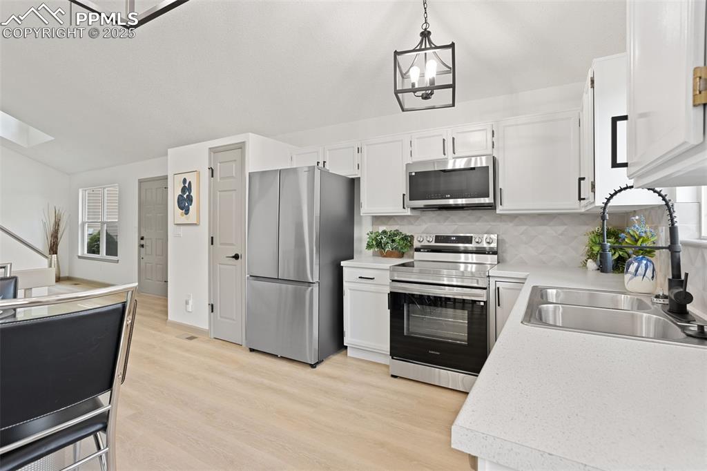Image 8 of 31: Kitchen