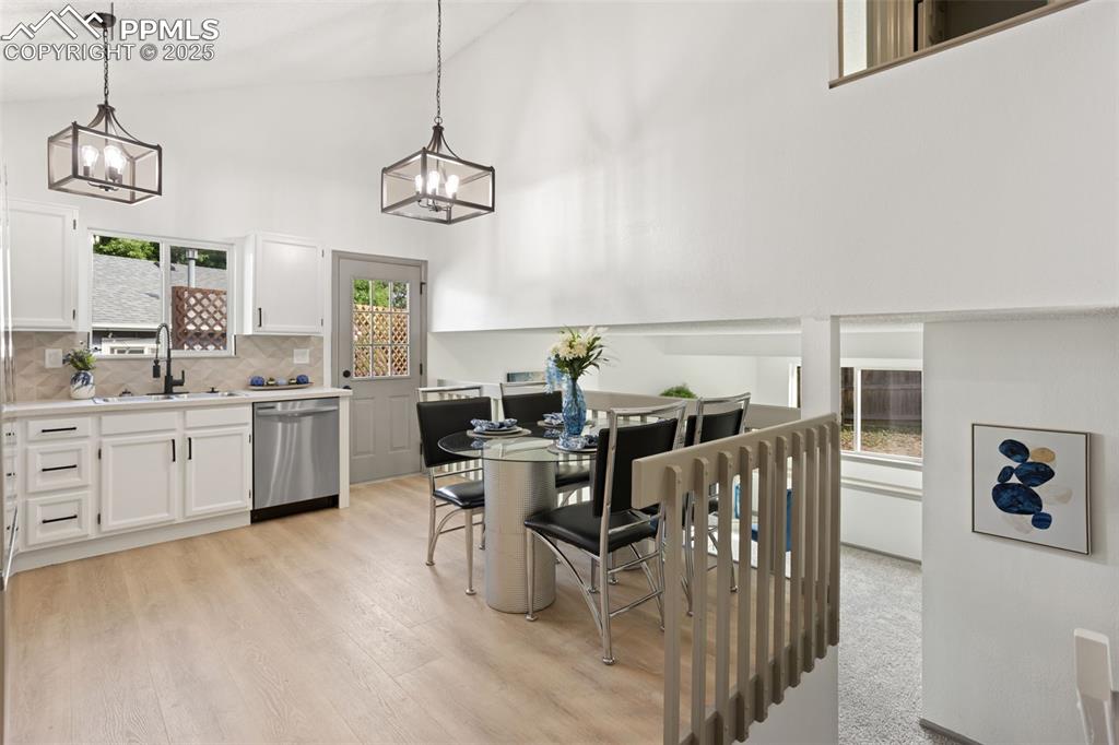 Image 9 of 31: Dining Area