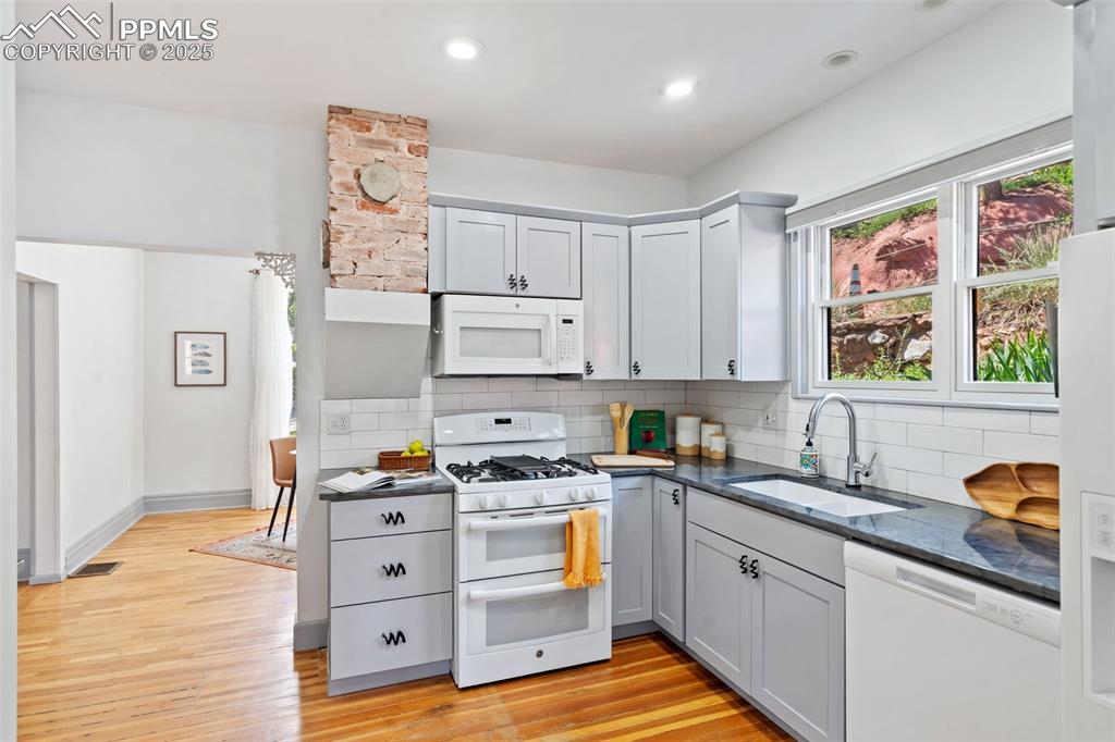 Image 10 of 32: Kitchen