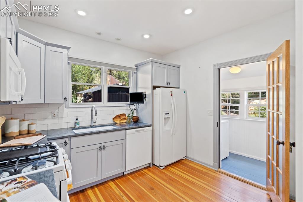 Image 11 of 32: Kitchen