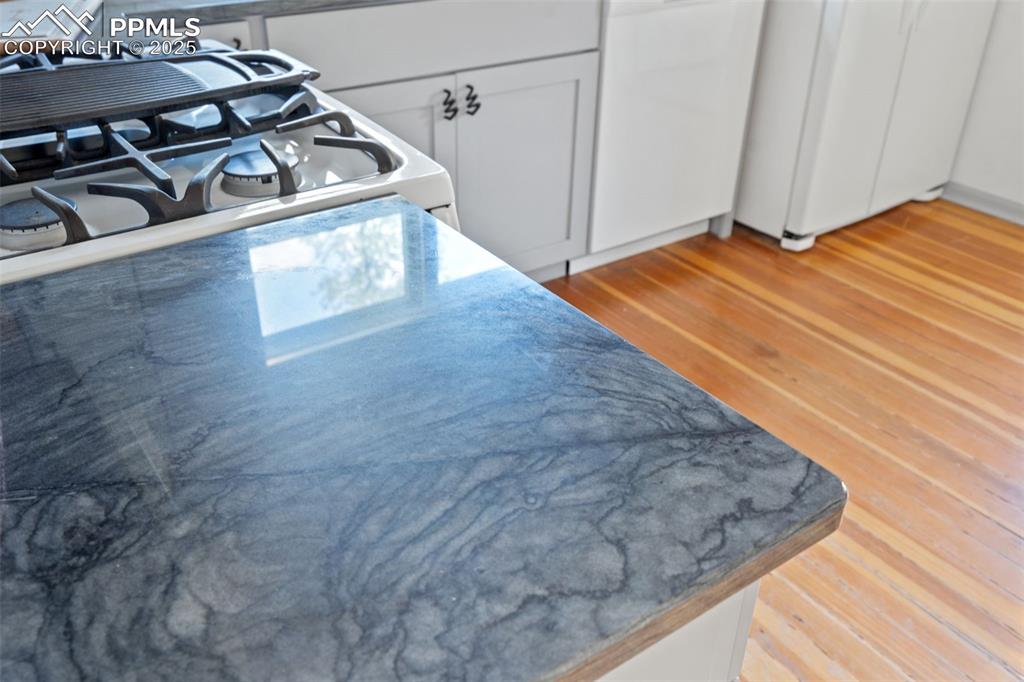 Image 12 of 32: Quartzite Countertops