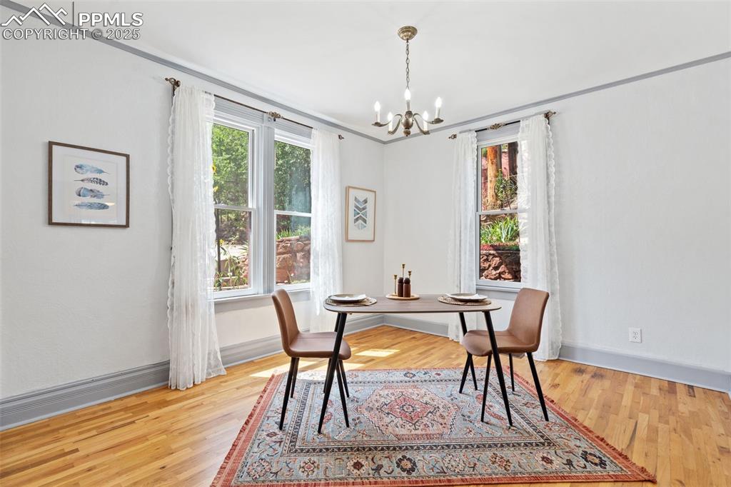 Image 13 of 32: Dining Room