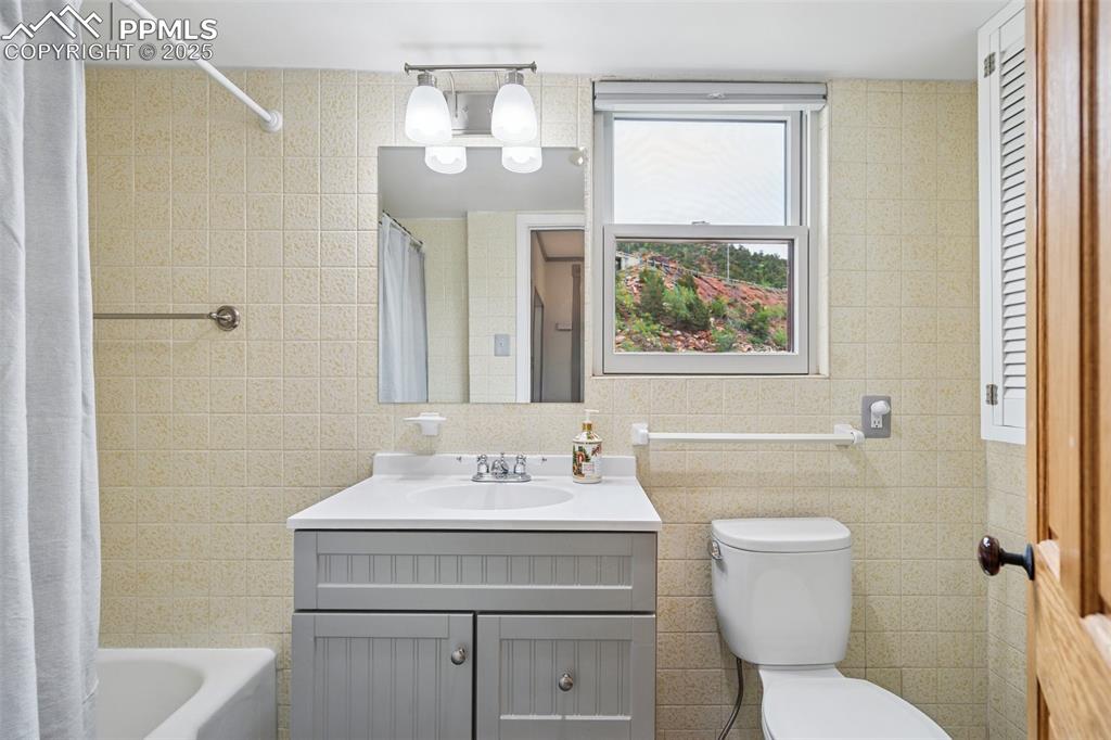 Image 14 of 32: Bathroom