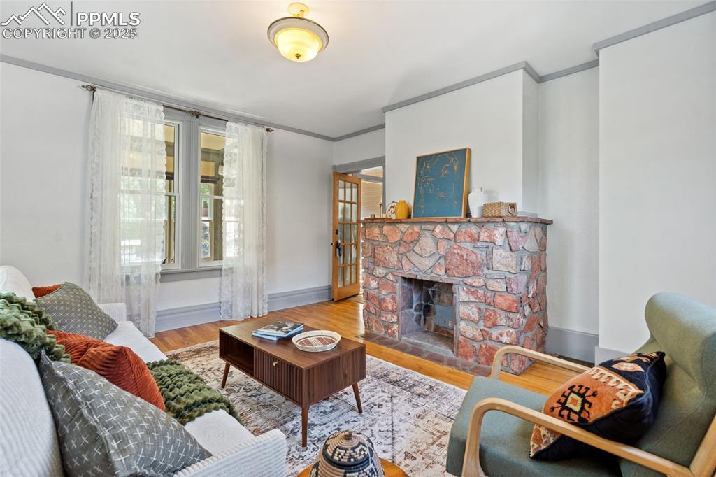 Image 8 of 32: Living Room