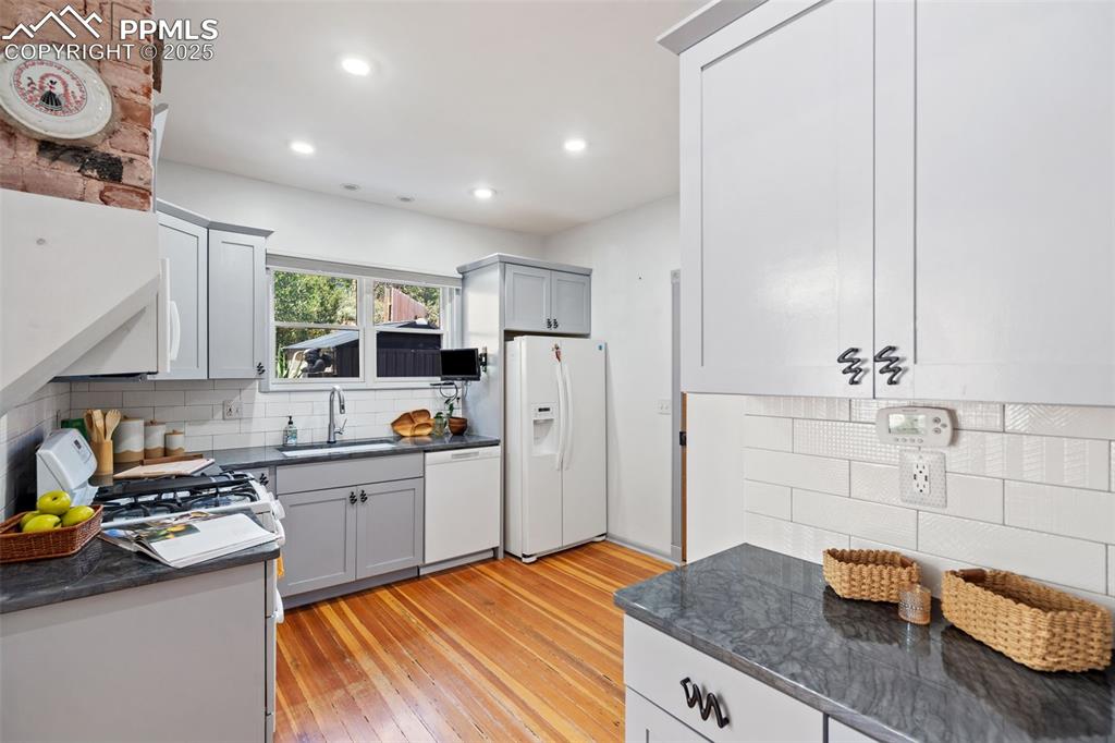 Image 9 of 32: Kitchen