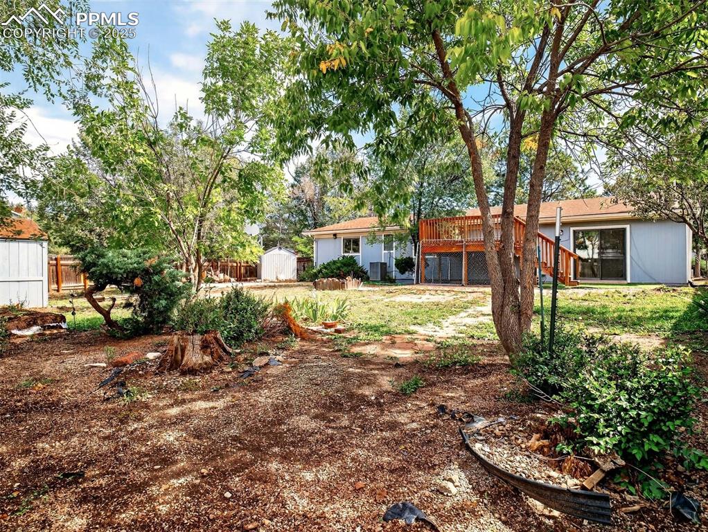 Image 40 of 44: Yard