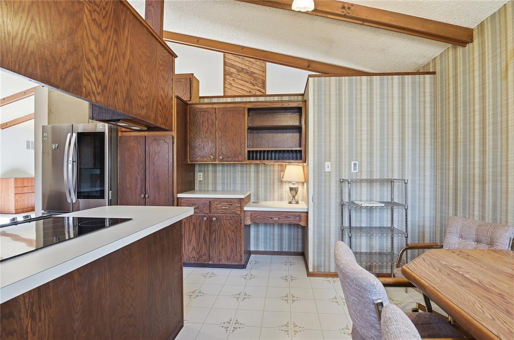 Image 15 of 42: Kitchen