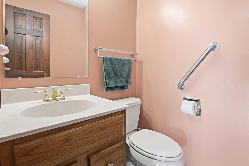 Image 18 of 42: Bathroom