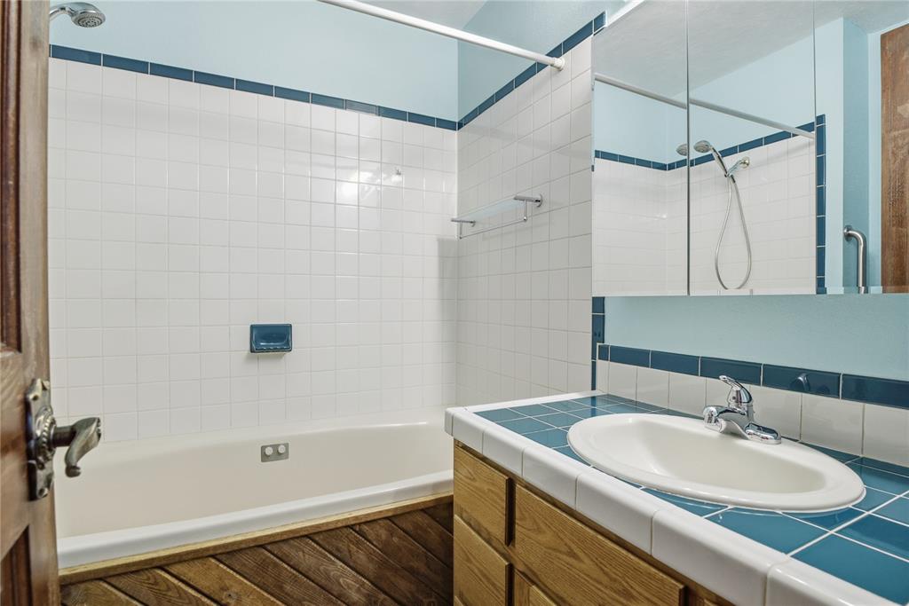 Image 22 of 42: Bathroom