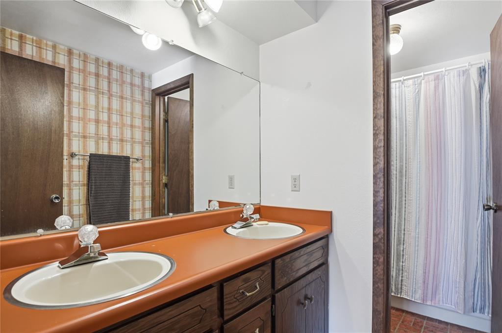 Image 37 of 42: Bathroom