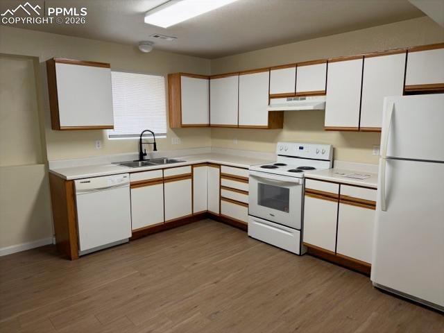 Image 4 of 9: Kitchen