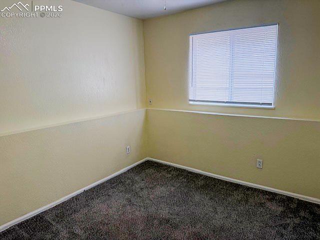 Image 8 of 9: Bedroom