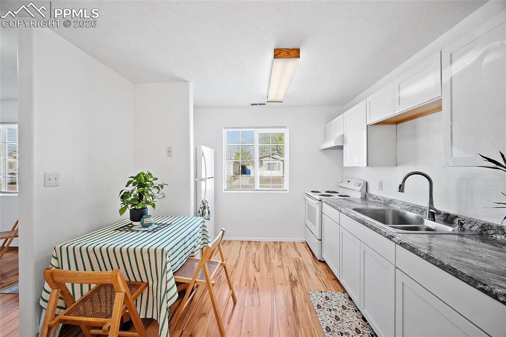 Image 10 of 28: Kitchen