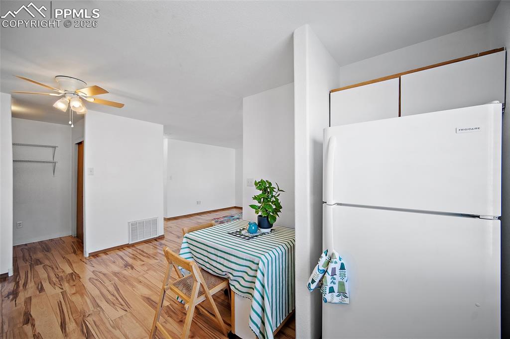 Image 11 of 28: Kitchen