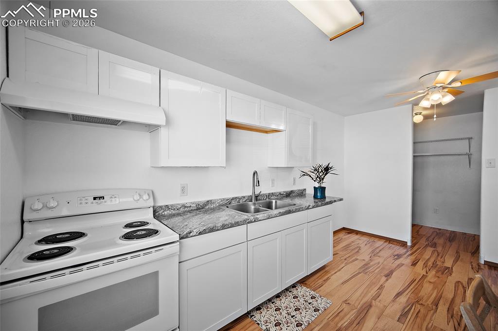 Image 12 of 28: Kitchen