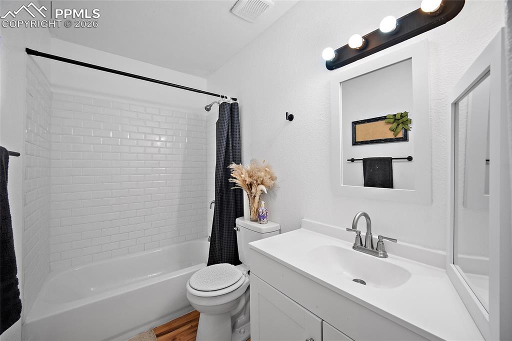 Image 14 of 28: Bathroom