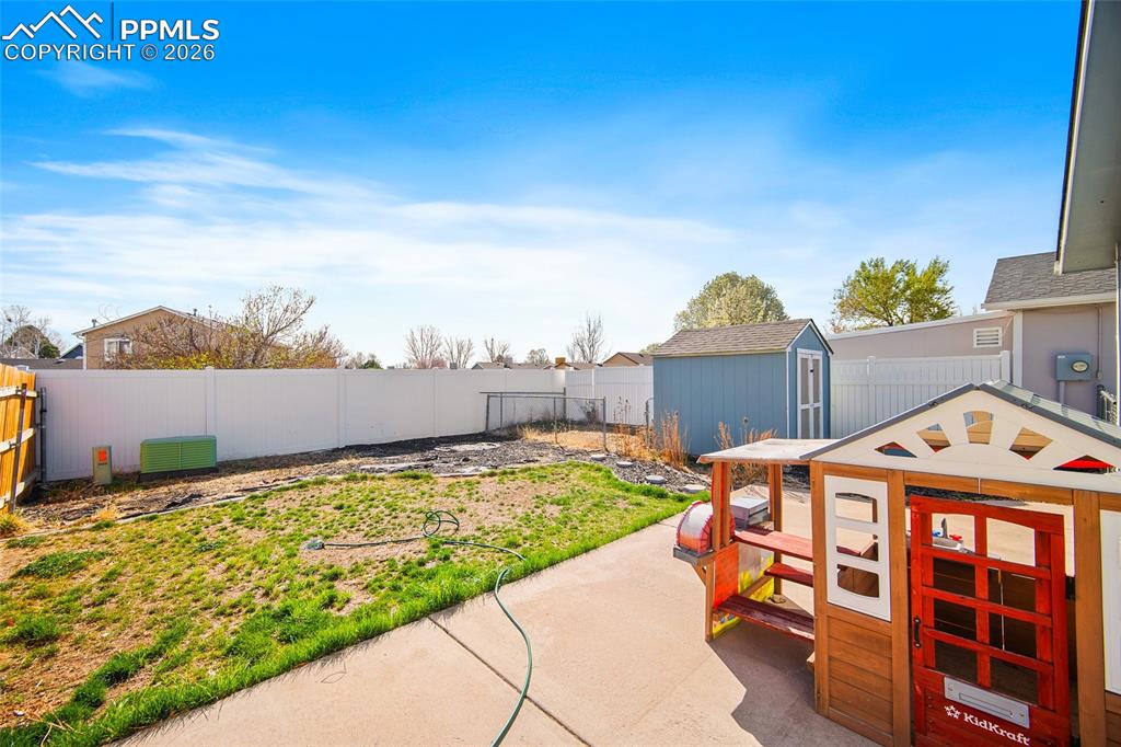 Image 22 of 28: Yard