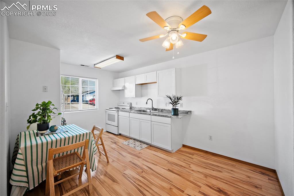 Image 8 of 28: Kitchen