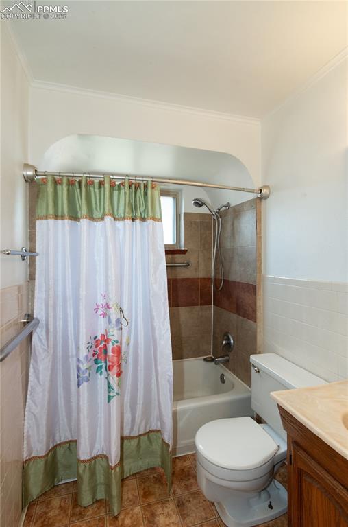 Image 10 of 30: Main Bath