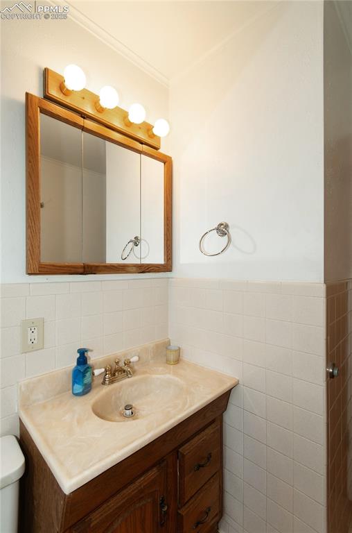 Image 11 of 30: Main Bath