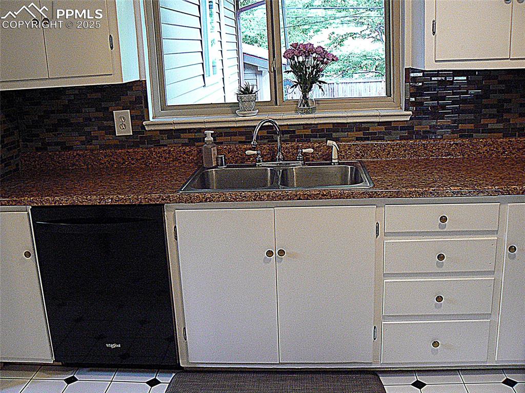 Image 19 of 30: Kitchen