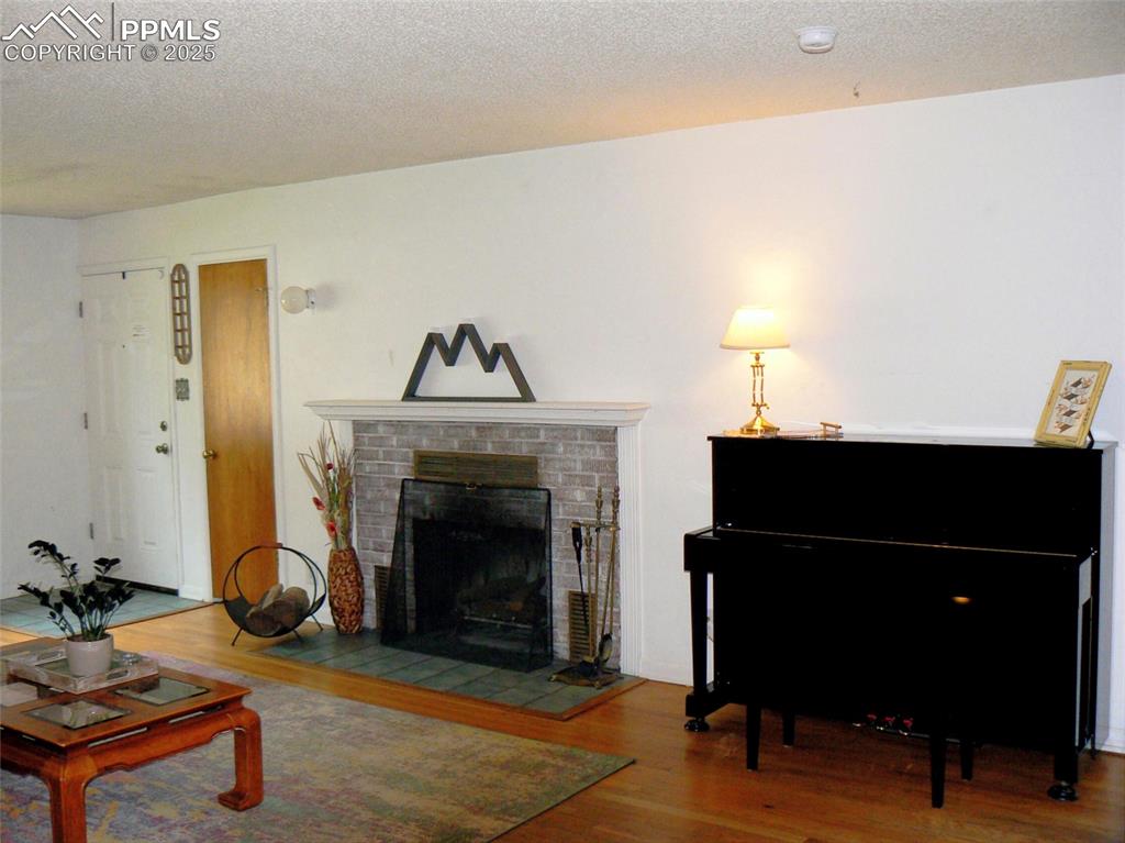 Image 6 of 30: Living Room
