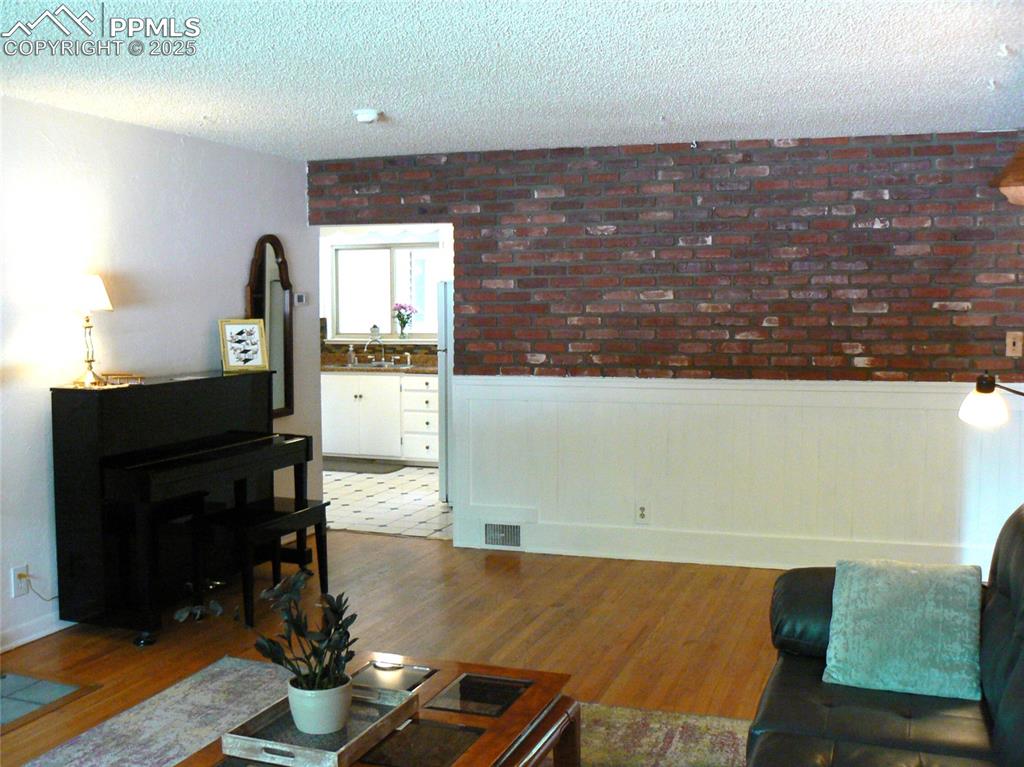 Image 7 of 30: Living Room