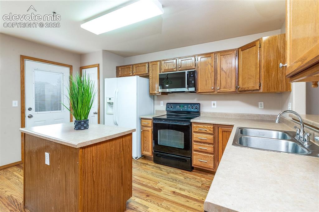 Image 7 of 34: Kitchen