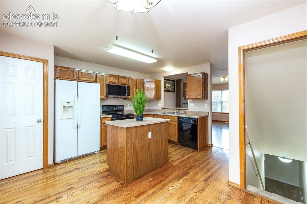 Image 8 of 34: Kitchen