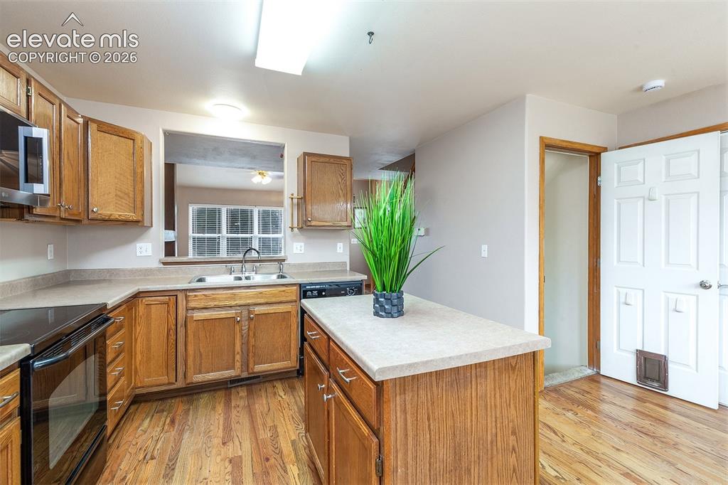 Image 9 of 34: Kitchen