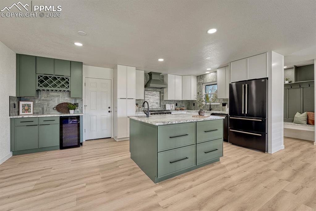 Image 11 of 50: Kitchen