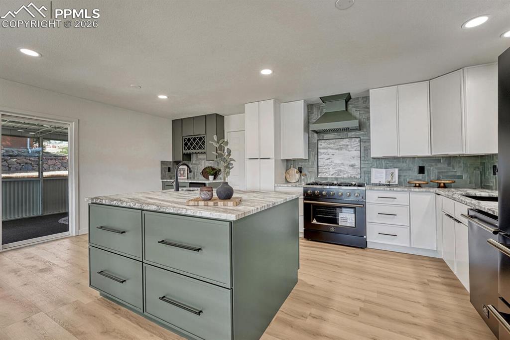 Image 12 of 50: Kitchen