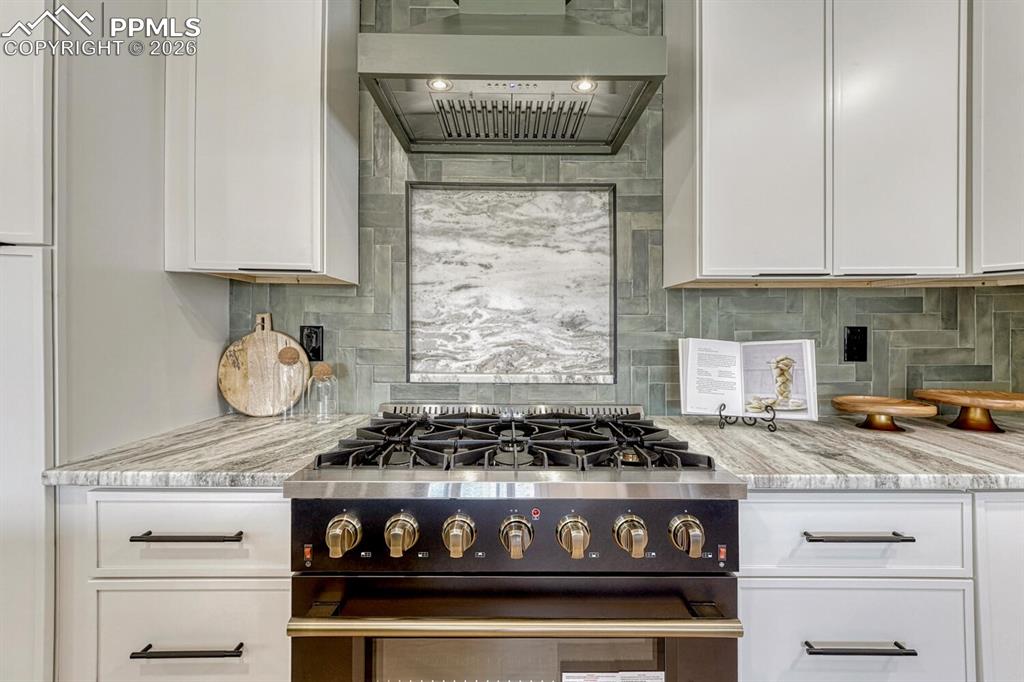 Image 13 of 50: Kitchen