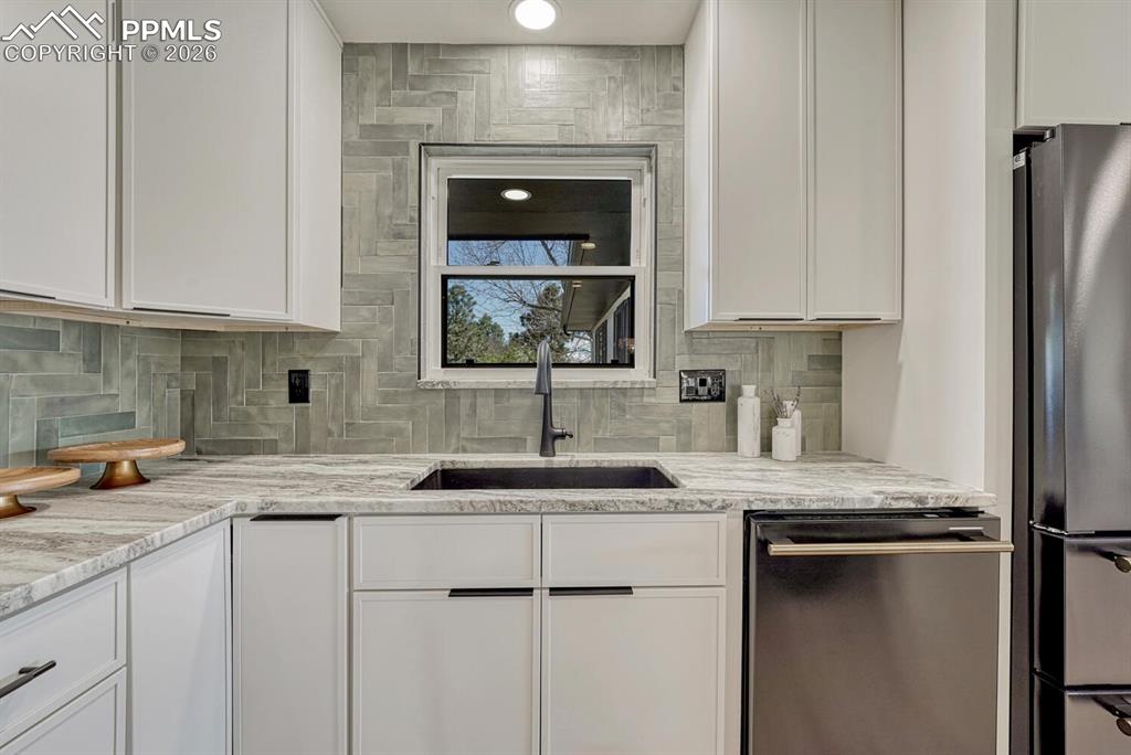 Image 14 of 50: Kitchen