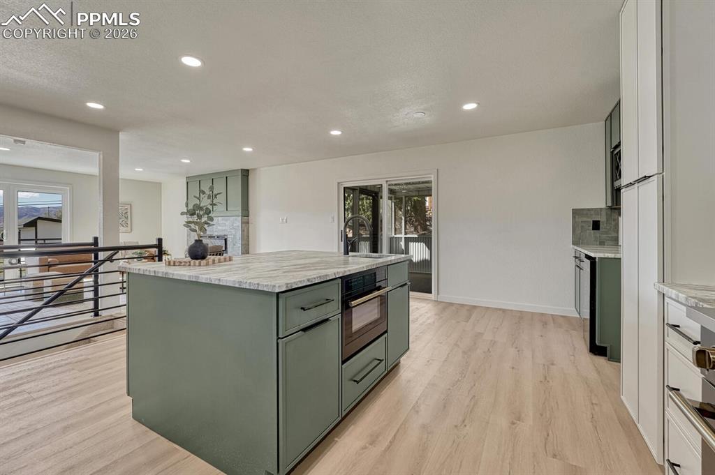 Image 15 of 50: Kitchen