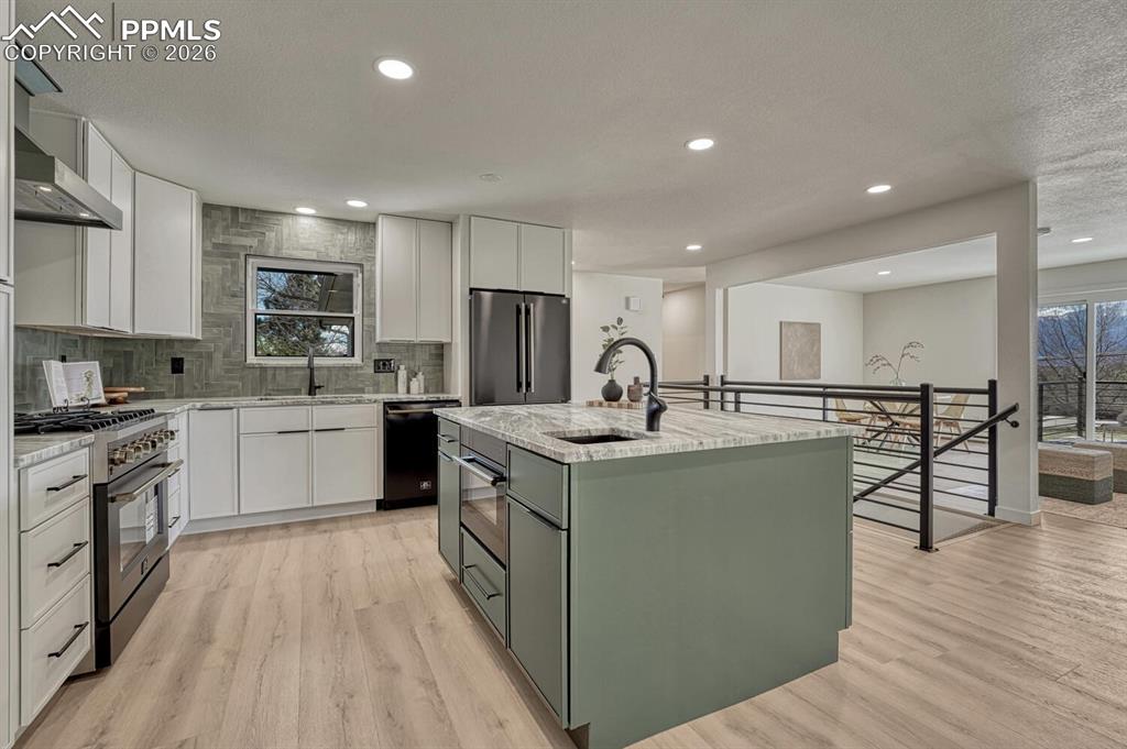 Image 17 of 50: Kitchen