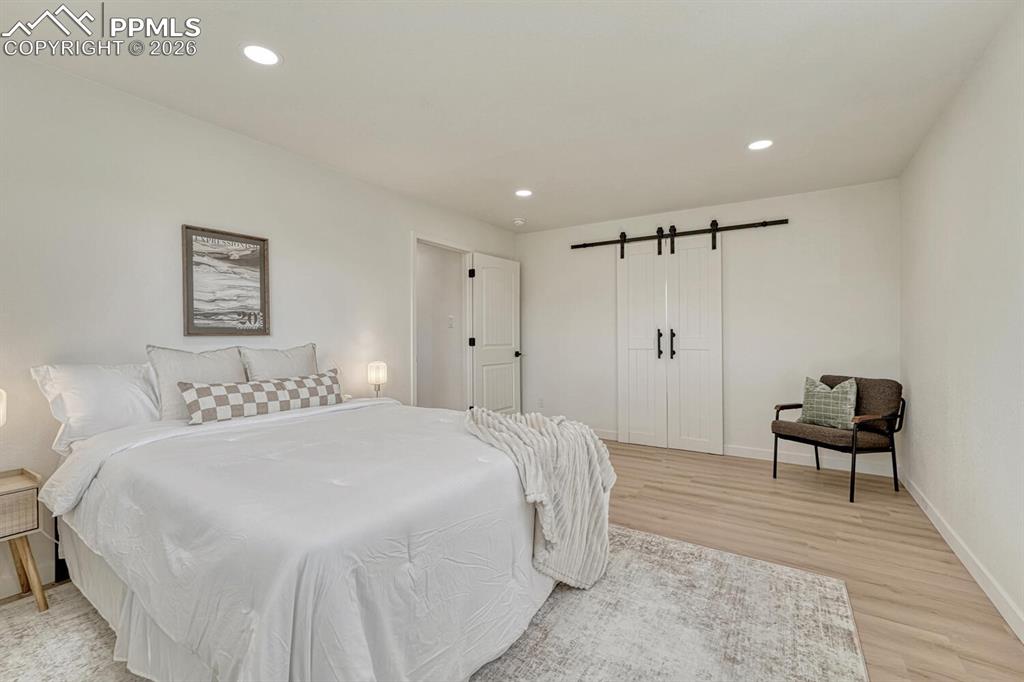 Image 23 of 50: Bedroom