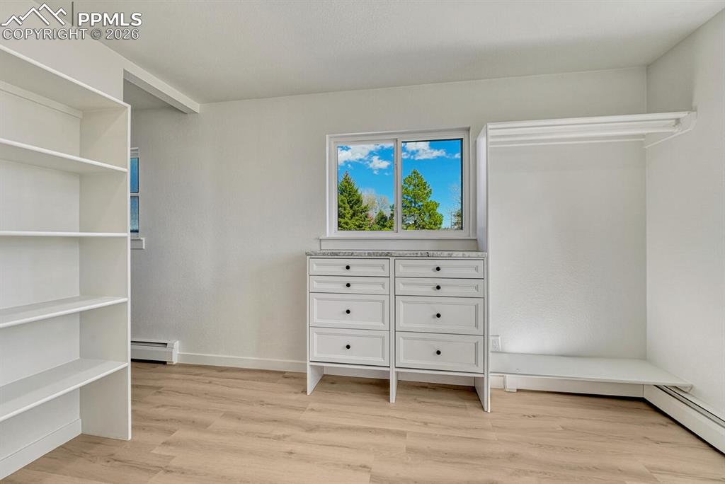 Image 25 of 50: Closet