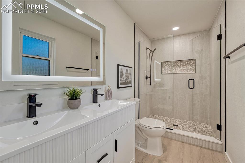 Image 27 of 50: Bathroom